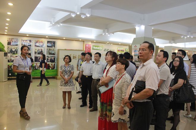 2016年粤桂产业合作对接交流活动考察团到AG旗舰厅集团考察