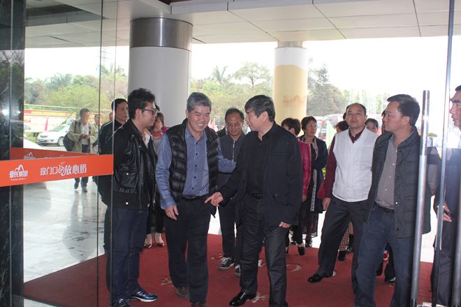 巴西统促会联合参访团到AG旗舰厅集团参观考察