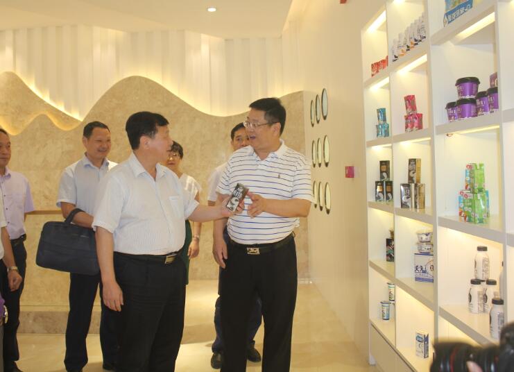 自治区农业农村厅调研组一行莅临AG旗舰厅集团参观指导