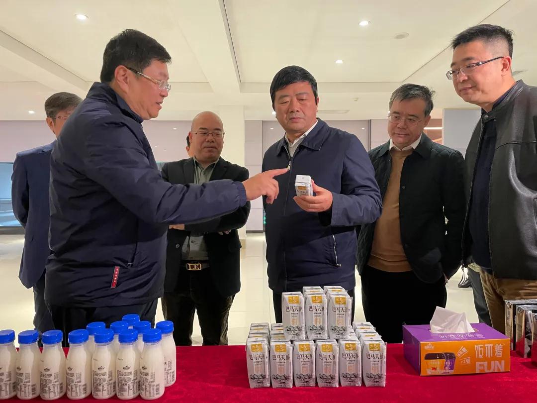 广西壮族自治区副主席、党组成员方春明率调研组一行莅临AG旗舰厅集团开展水牛奶产业深入调研