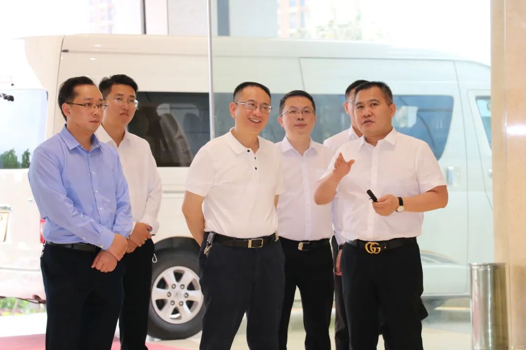 遵义市人大常委会副主任、红花岗区委书记刘东明莅临AG旗舰厅集团遵义乳业调研指导