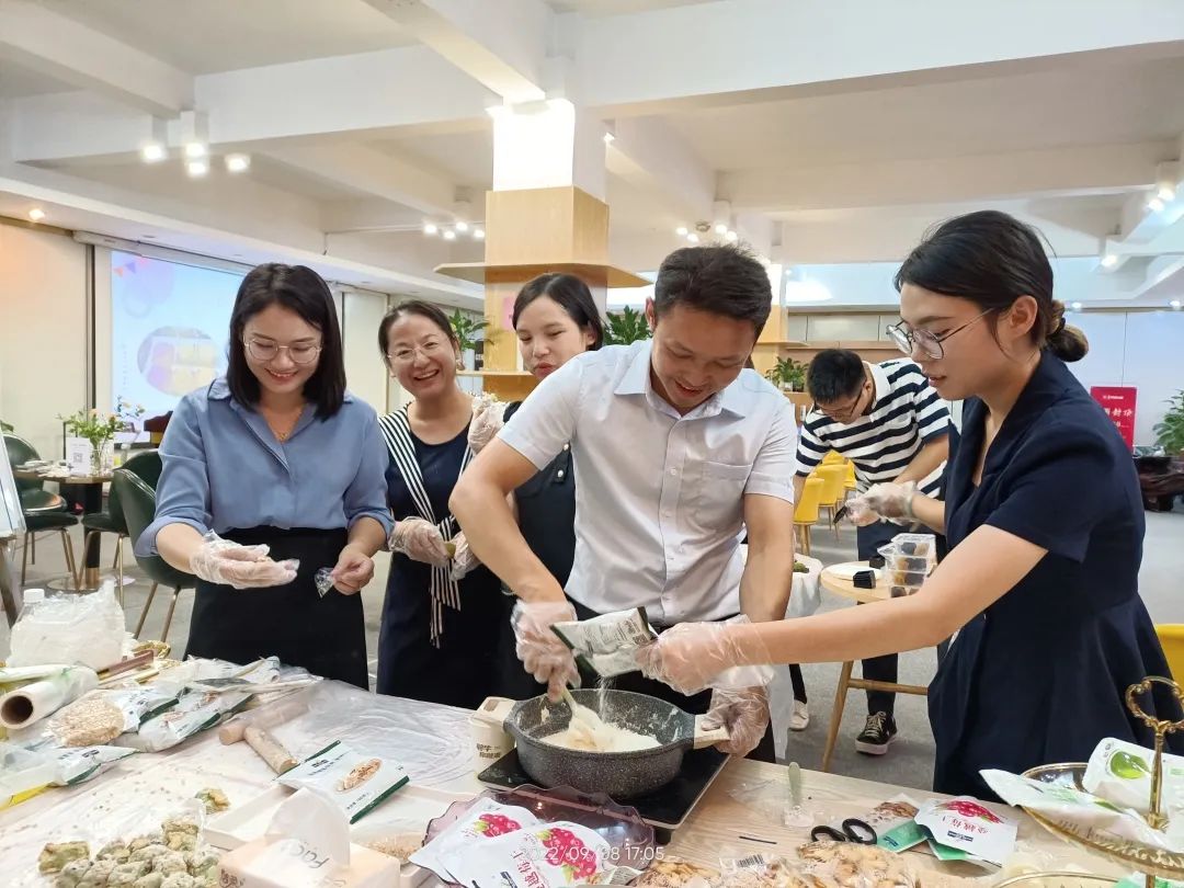 广西AG旗舰厅产业园8月份月度会暨庆中秋手工DIY活动