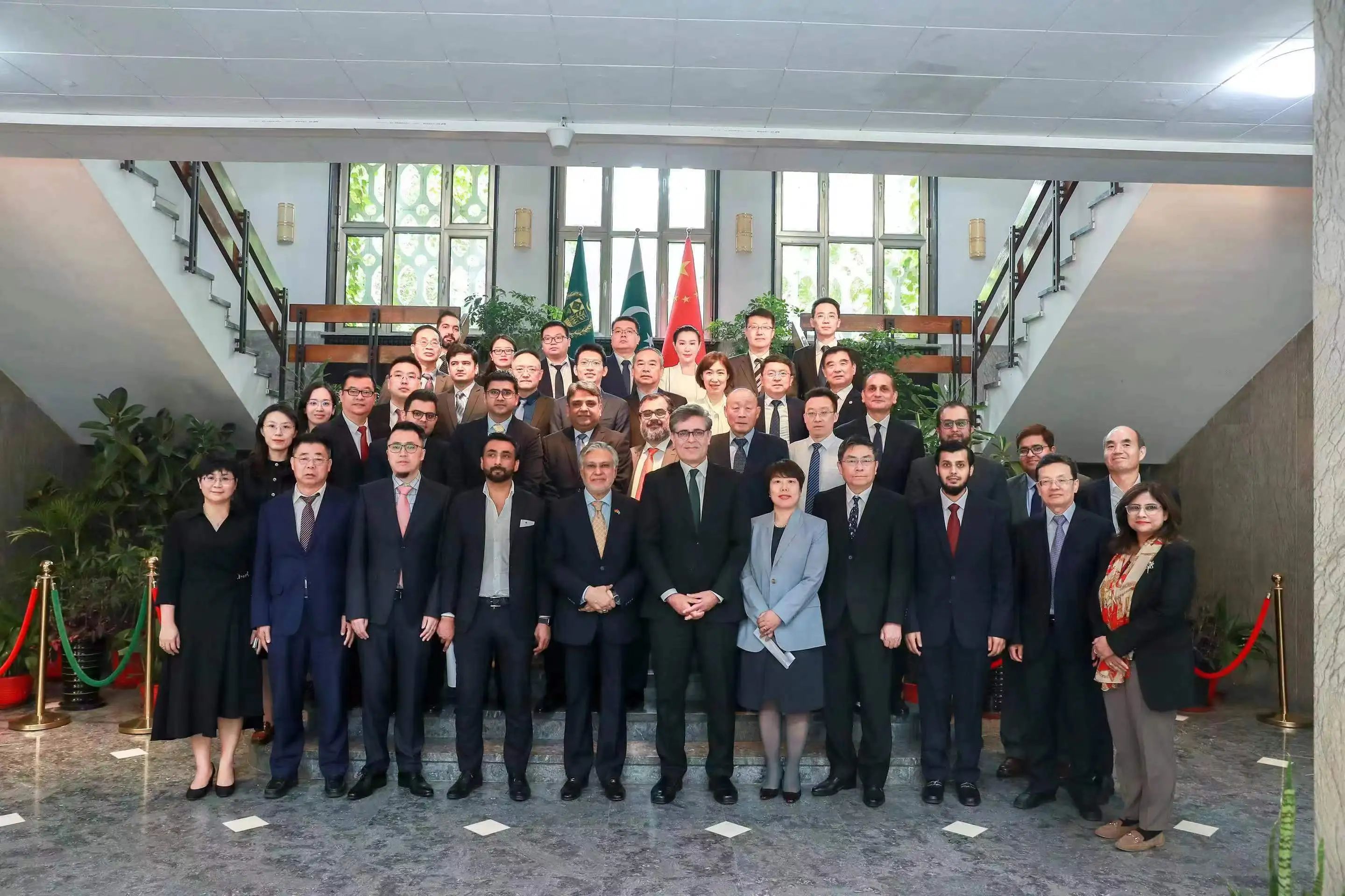 AG旗舰厅集团应邀出席巴基斯坦副总理兼外长达尔与中国行业协会、商会和工商企业的会谈